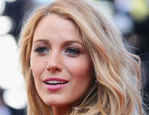Blake Lively : Une blessure à la main l'oblige à arrêter le tournage 1 Blake Lively : Une blessure à la main l'oblige à arrêter le tournage
