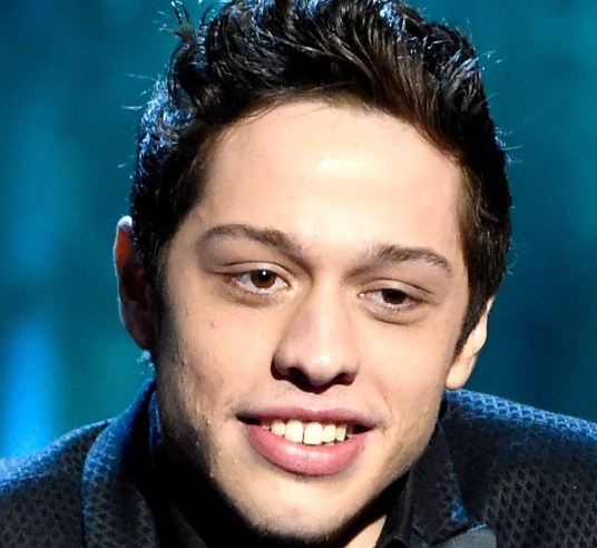 Hilary Clinton : Un tatouage sur la jambe de Pete Davidson 1 Hilary Clinton : Un tatouage sur la jambe de Pete Davidson