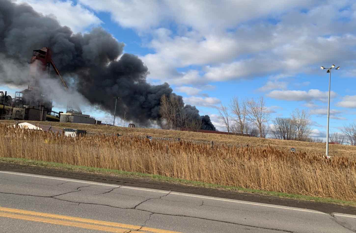 Incendie maîtrisé chez ArcelorMittal à Contrecœur : aucun blessé, mais un important nuage toxique 1 Incendie maîtrisé chez ArcelorMittal à Contrecœur : aucun blessé, mais un important nuage toxique