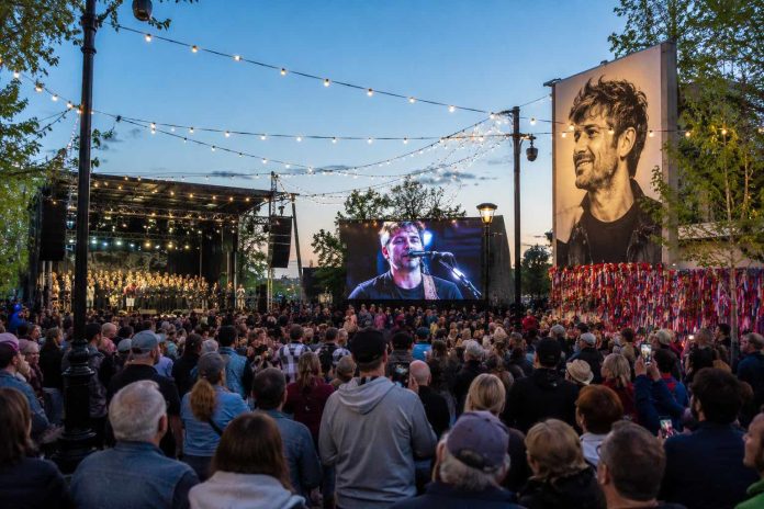 Plus de 1 000 personnes réunies pour l’inauguration de la place Karl-Tremblay au Québec Plus de 1 000 personnes réunies pour l’inauguration de la place Karl-Tremblay au Québec